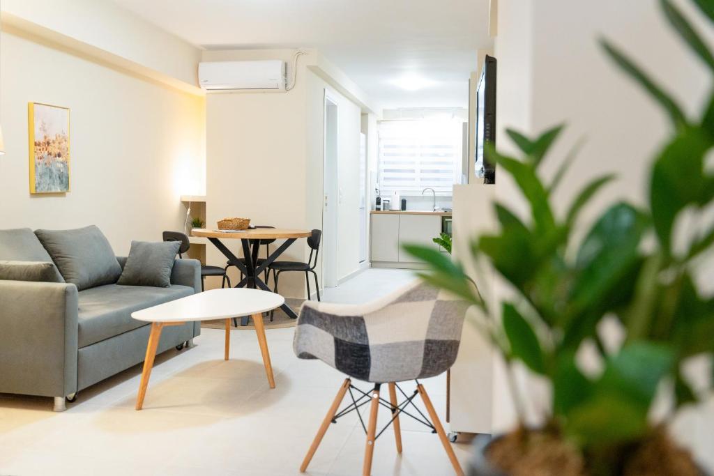 een woonkamer met een bank en een tafel bij Praxitelous 141 City Apartment in Piraeus