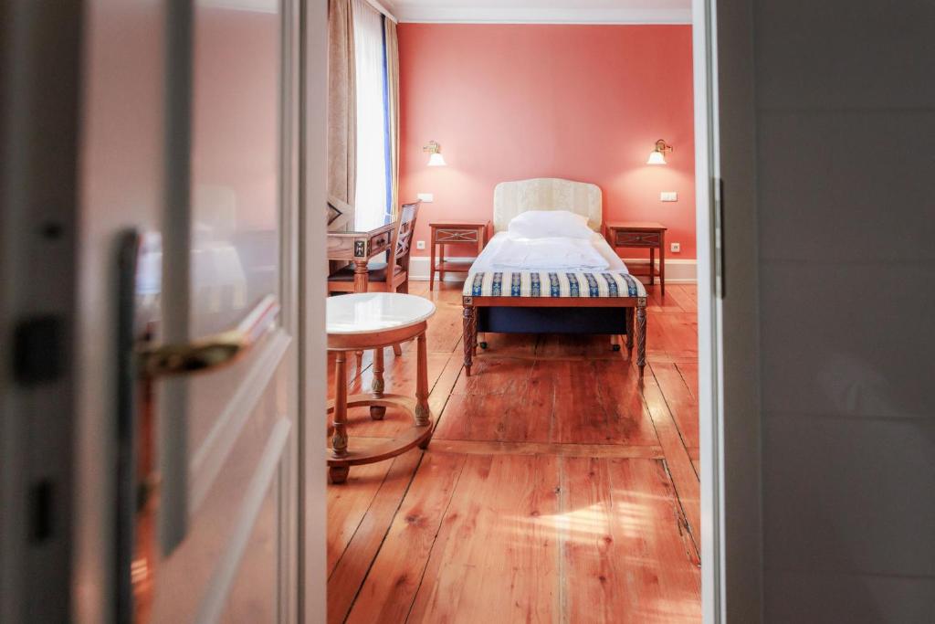 een slaapkamer met een bed in een rode kamer bij Schloss Neckarbischofsheim in Neckarbischofsheim