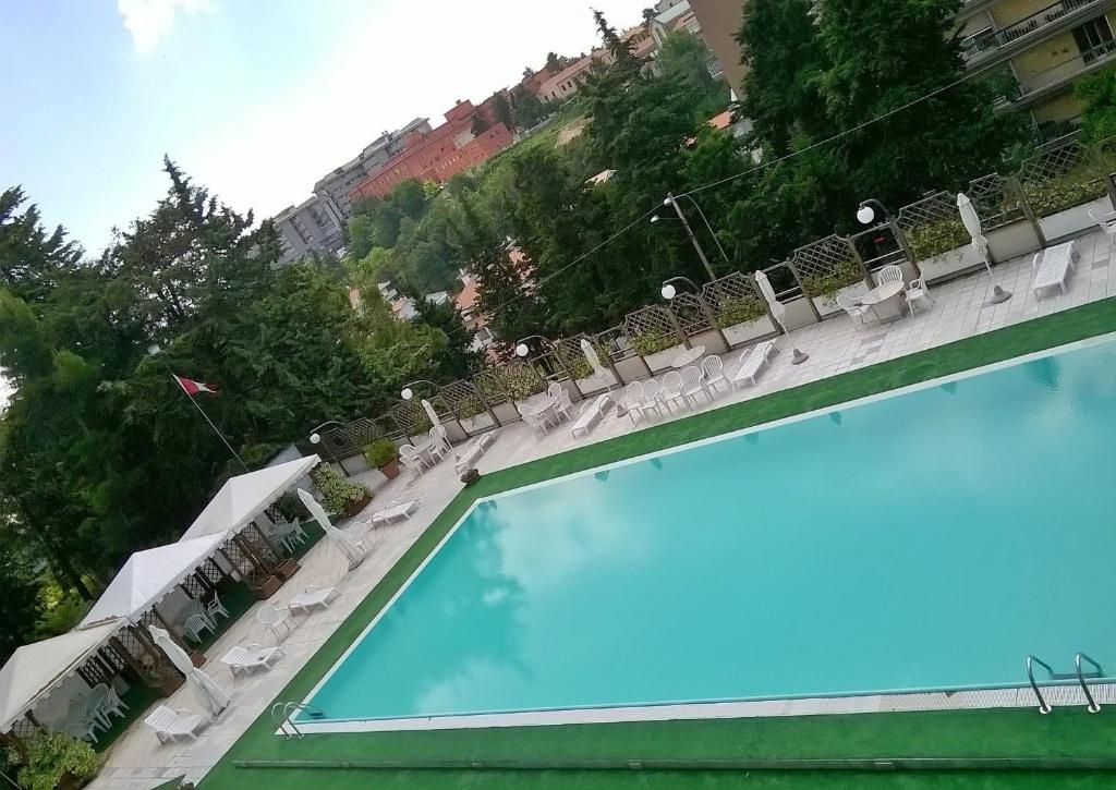 Bazén v ubytování Hotel Du Parc nebo v jeho okolí