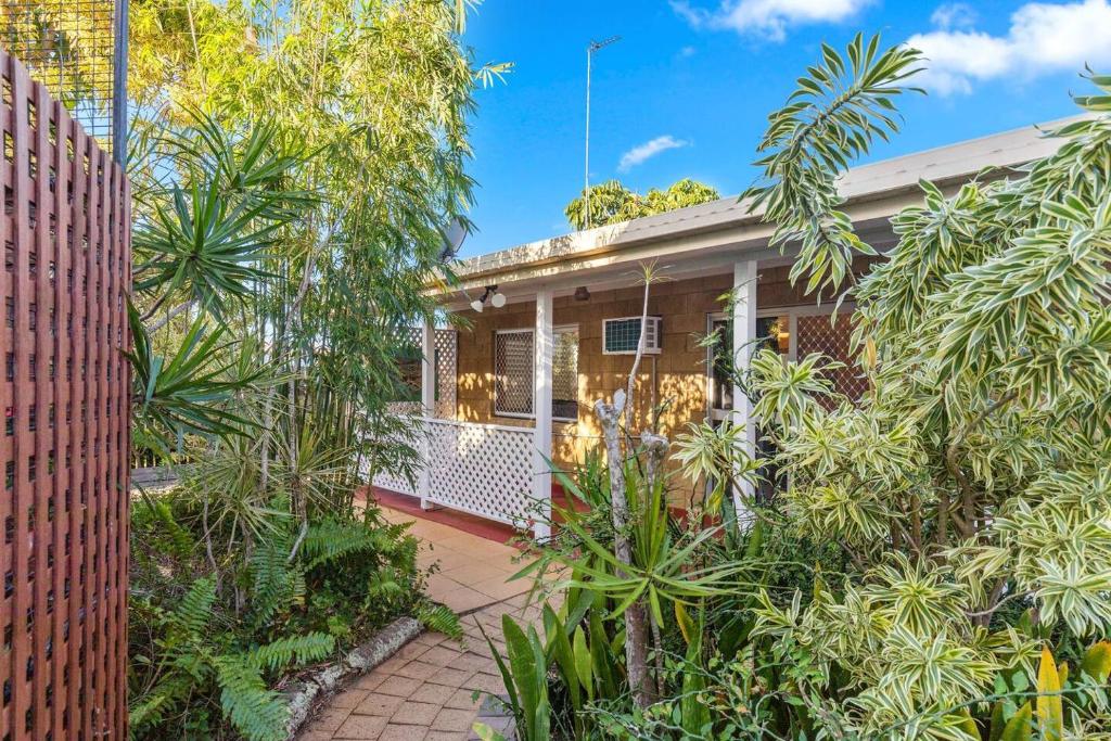 Κήπος έξω από το Relaxed Urangan Living at the Poolside Bungalow