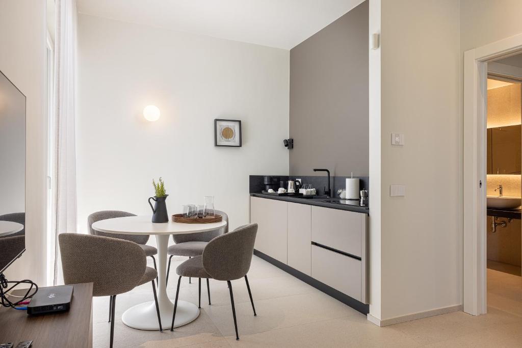 Kuchyň nebo kuchyňský kout v ubytování B21 Lifestyle Hotel