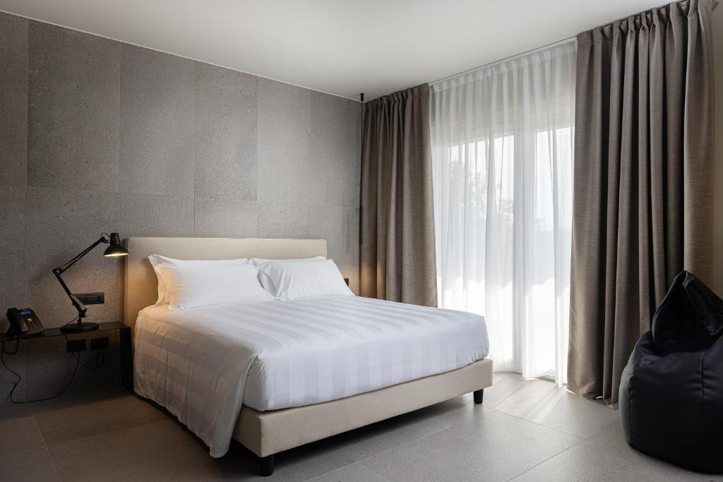 Postel nebo postele na pokoji v ubytování B21 Lifestyle Hotel