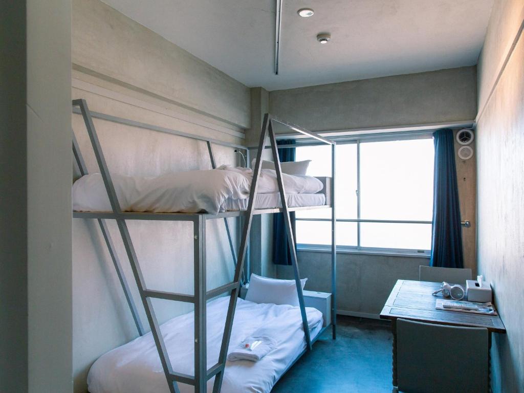 KAGANHOTEL - Vacation STAY 20650v في كيوتو: غرفة بسريرين بطابقين ومكتب