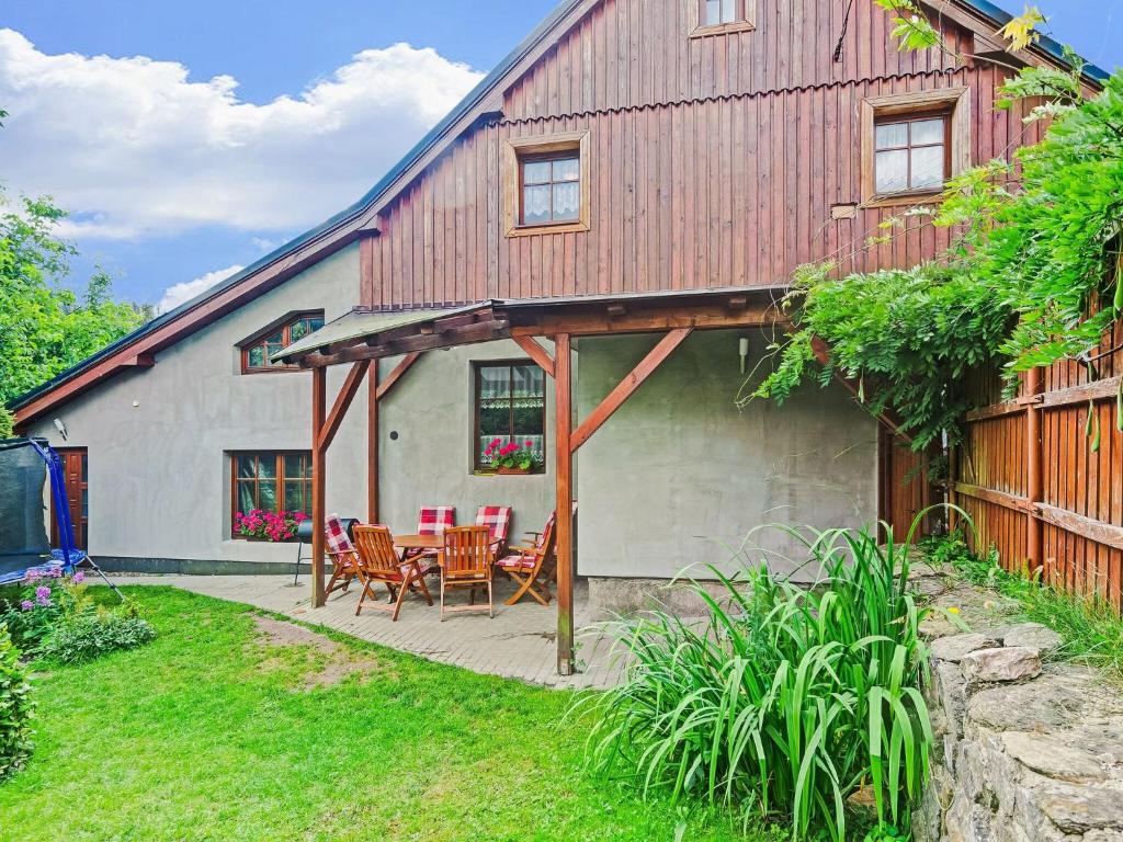 a barn with a table and chairs in a yard at Modern Holiday Home in Cern Dul with Private Garden in Černý Dŭl