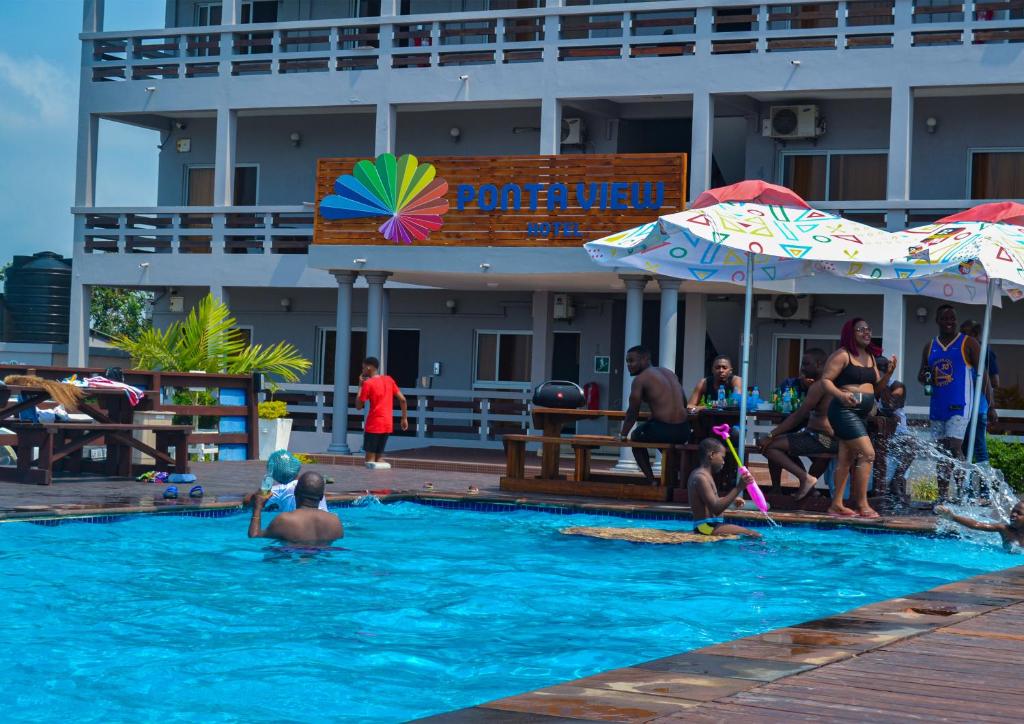 Bazén v ubytování Ponta View Hotel nebo v jeho okolí