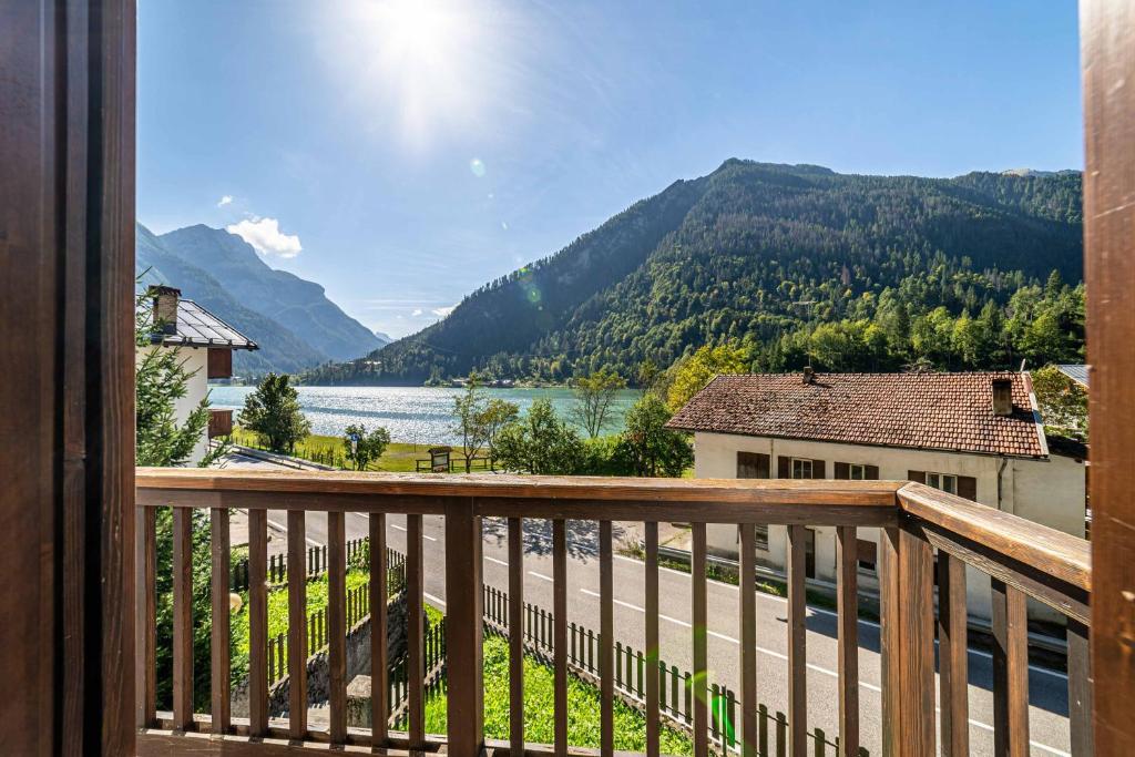 - un balcon avec vue sur le lac et les montagnes dans l'établissement Casa Vallazza, à Alleghe