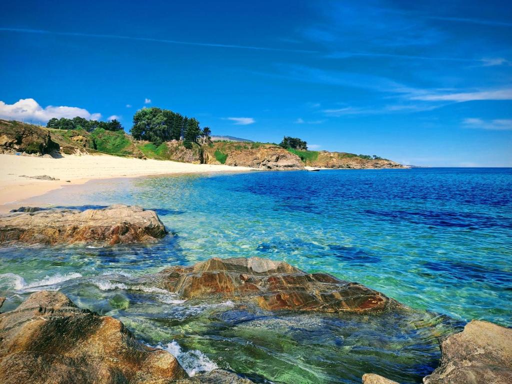 - une vue sur une plage avec des rochers dans l'eau dans l'établissement POLAS BEACH LOFT, à Nois