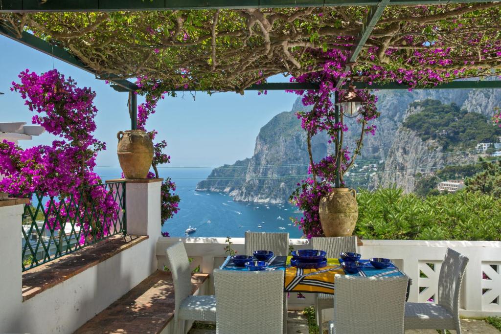 uma mesa com vista para a costa amalfi em Villa Mariuccia Capri em Capri