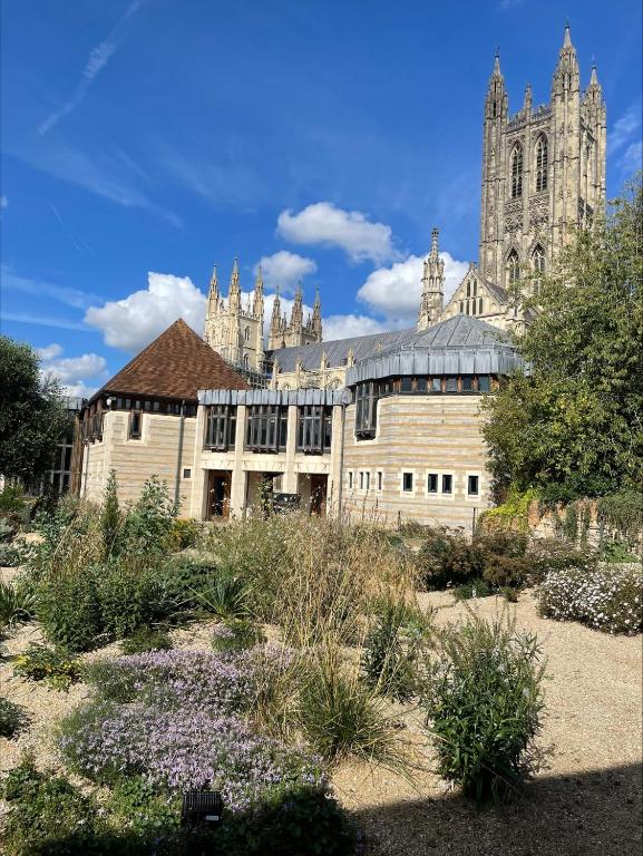 ein großes Gebäude mit einer Kathedrale im Hintergrund in der Unterkunft Canterbury Cathedral Lodge in Canterbury