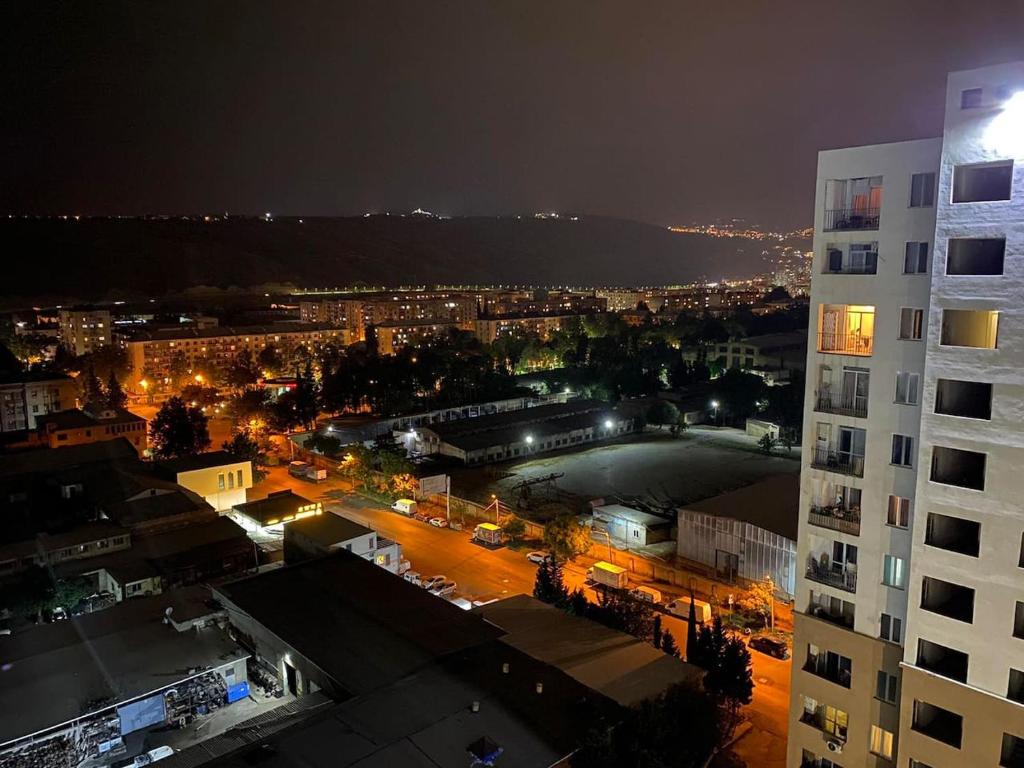 - Vistas a la ciudad por la noche con un edificio en Tbilisi cozy appartment en Tiflis