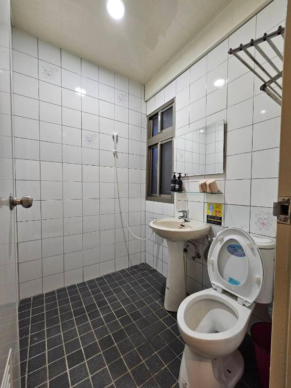 un baño con inodoro y lavabo en 正記製茶所民宿, en Le-yeh