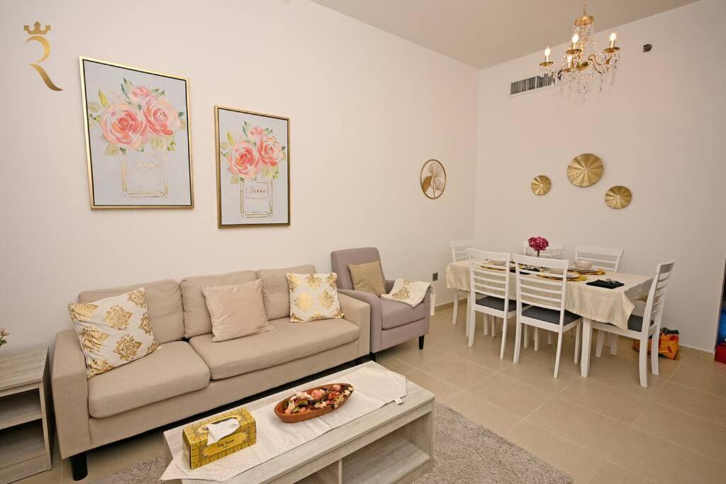 ein Wohnzimmer mit einem Sofa und einem Esszimmer in der Unterkunft Mangrove Bliss - Cozy 2BR Apartment in Abu Dhabi