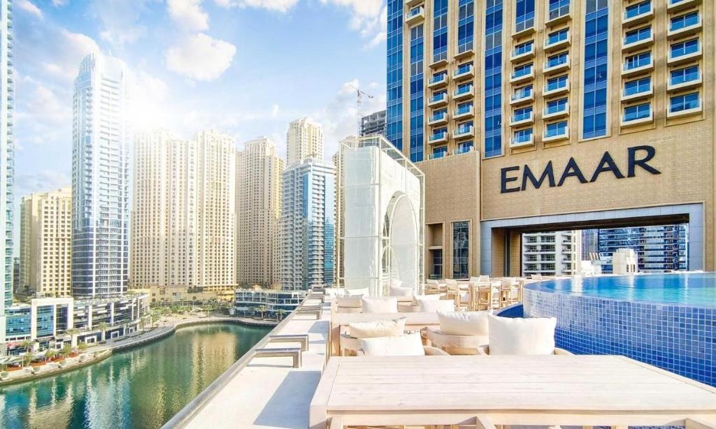 une piscine sur le toit avec vue sur la ville dans l'établissement Luxury Address Res Dubai Marina 1BR a Frank&Frank, à Dubaï