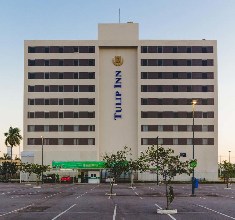 un edificio con un cartello sul lato di Tulip Inn Campos dos Goytacazes a Campos dos Goytacazes