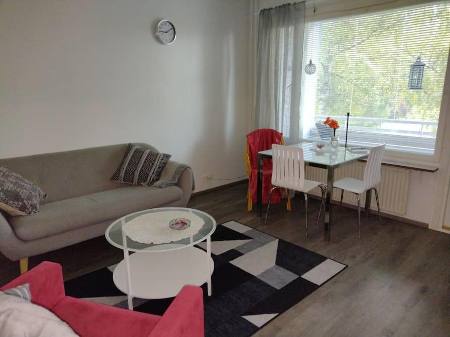 - un salon avec un canapé et une table dans l'établissement Ihastuttava kaksio Lahdessa, à Lahti