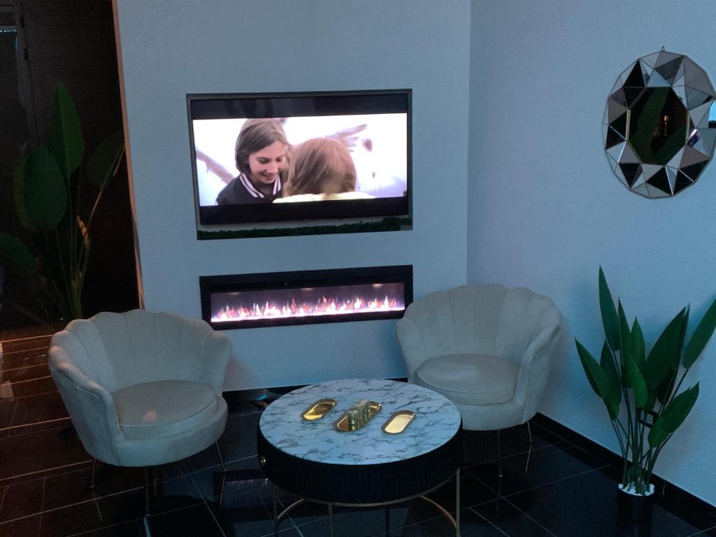 TV a/nebo společenská místnost v ubytování 50m2 Suite