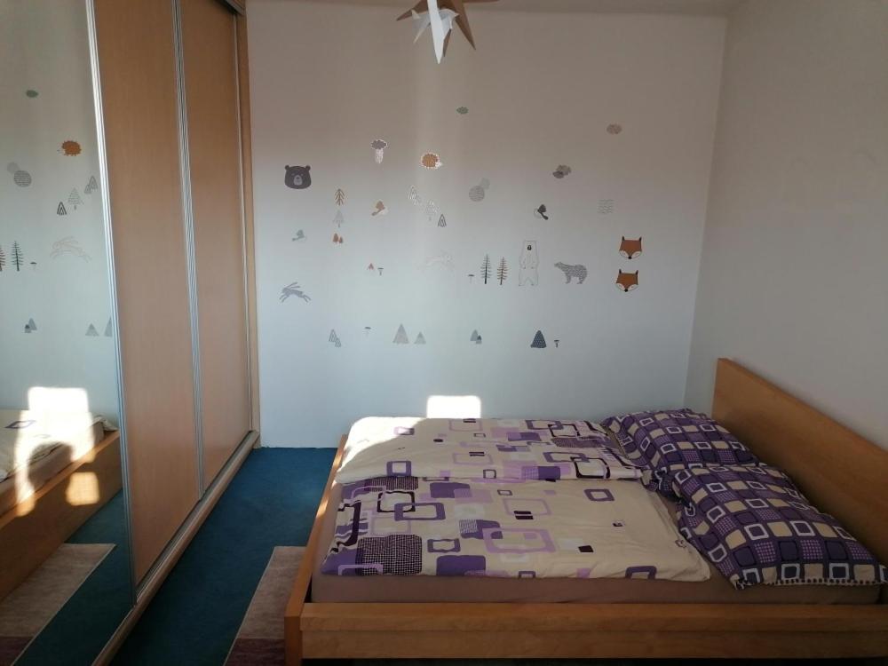 Postel nebo postele na pokoji v ubytování Soukromý byt 2+KK Vysočany,10 min od centra Prahy.
