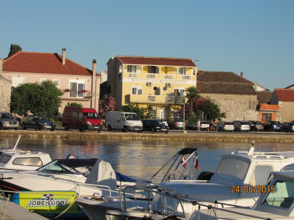 um grupo de barcos está ancorado num porto em Apartments Renjak em Sukošan