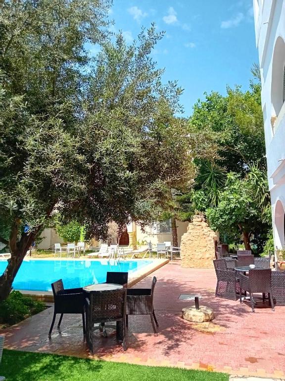 Bazén v ubytování Hôtel Romane nebo v jeho okolí