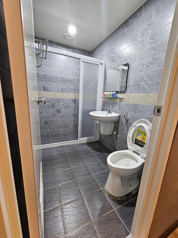 Un baño de 正記製茶所民宿