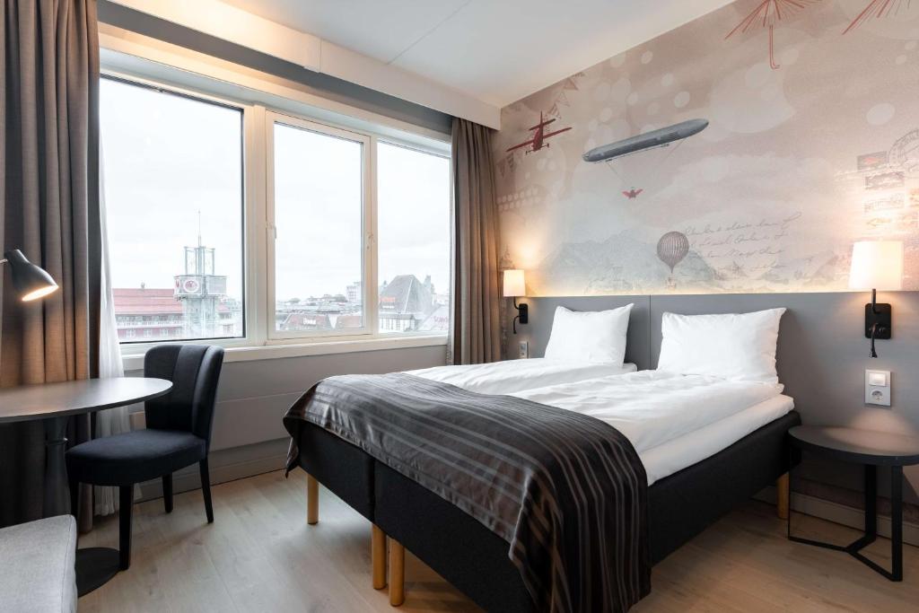 a hotel room with a bed and a window at Scandic Byporten in Oslo