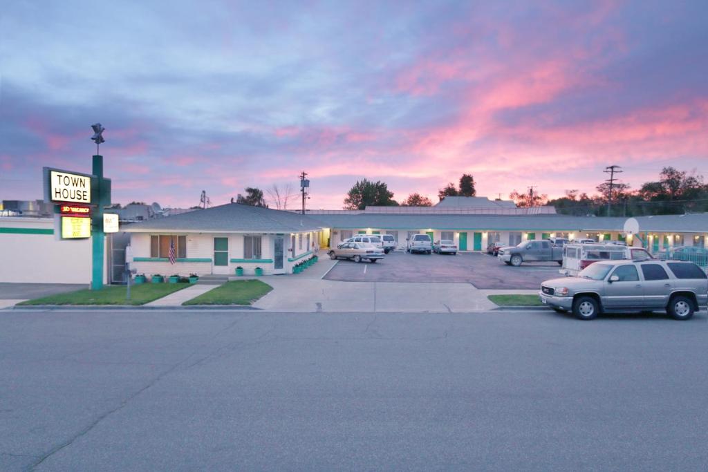 een parkeerplaats met auto's geparkeerd voor een motel bij Town House Motel in Winnemucca