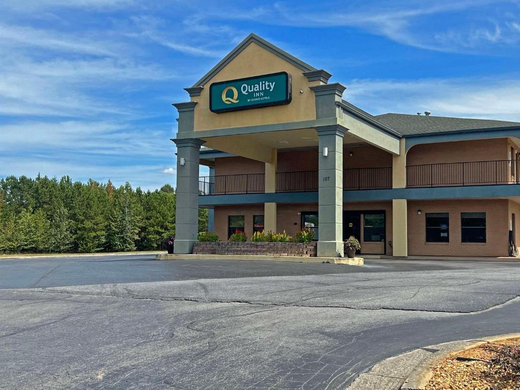 un edificio de oficinas con un cartel en la parte delantera en Quality Inn Adairsville-Calhoun South, en Adairsville