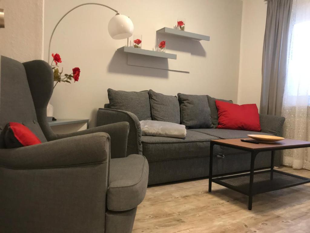 ein Wohnzimmer mit einem Sofa und einem Tisch in der Unterkunft Ferienwohnung Gartenlaube in Borkum