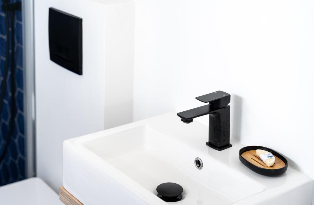 bagno con lavandino e TV di Goleen Harbour a Goleen