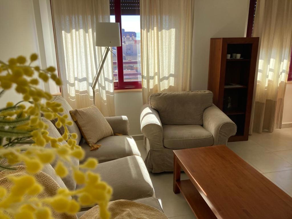 - un salon avec un canapé, des chaises et une table dans l'établissement Edificio Galerias, à Lorca
