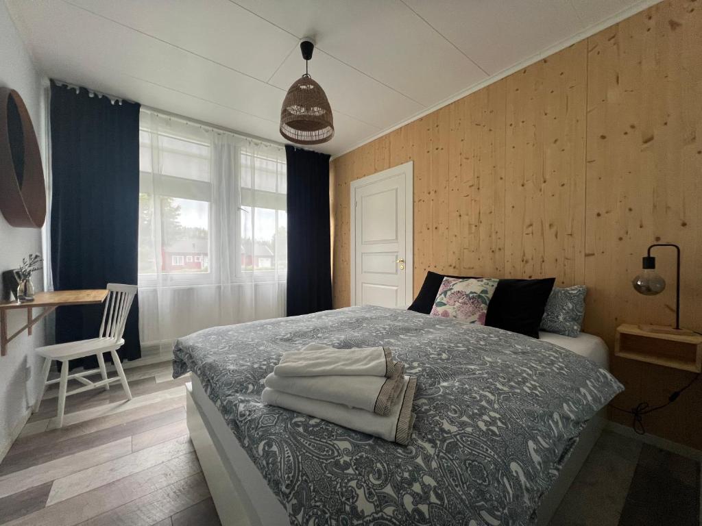 ein Schlafzimmer mit einem Bett mit Handtüchern darauf in der Unterkunft Sävsjöns Boende in Hällefors