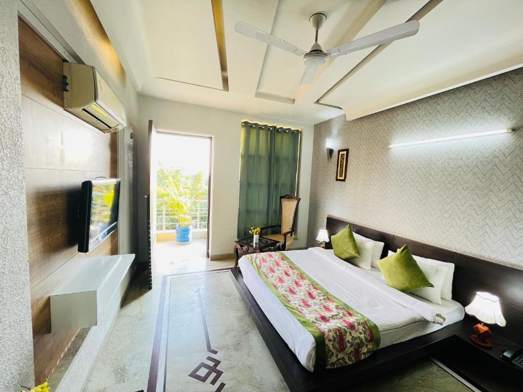 Postel nebo postele na pokoji v ubytování Hotel Dayal Regency near IMT Chowk Manesar, Manesar