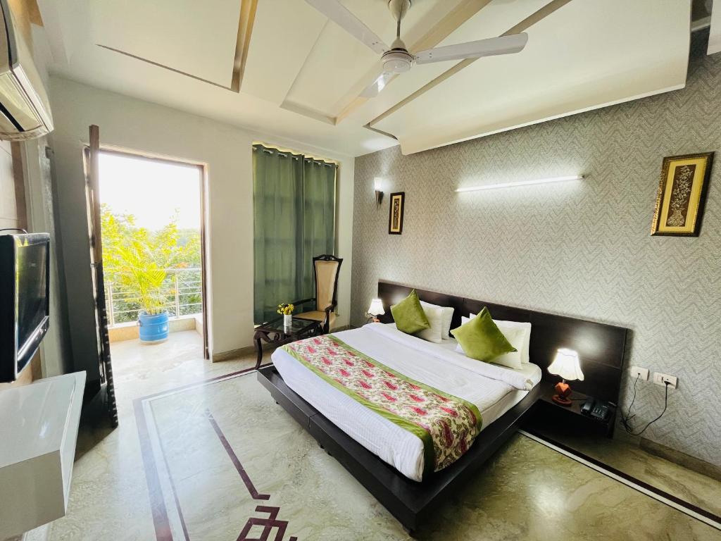 TV a/nebo společenská místnost v ubytování Hotel Dayal Regency near IMT Chowk Manesar, Manesar