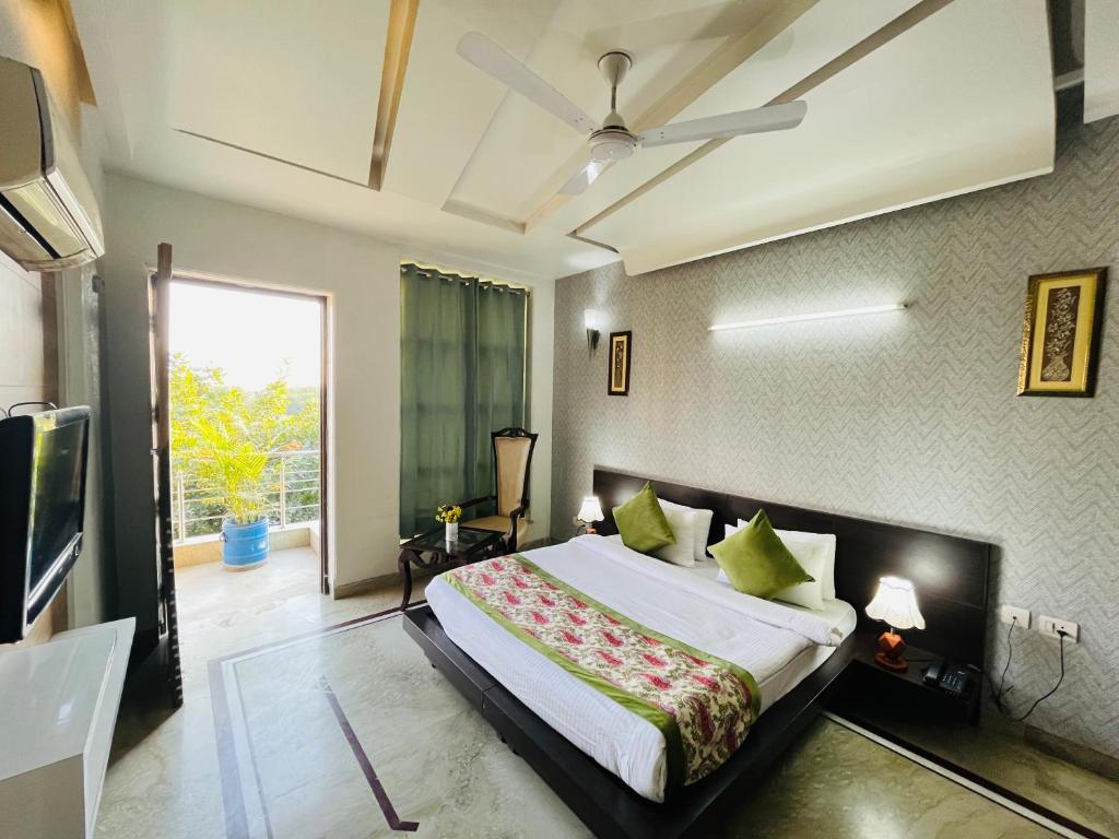 Postel nebo postele na pokoji v ubytování Hotel Dayal Regency near IMT Chowk Manesar, Manesar