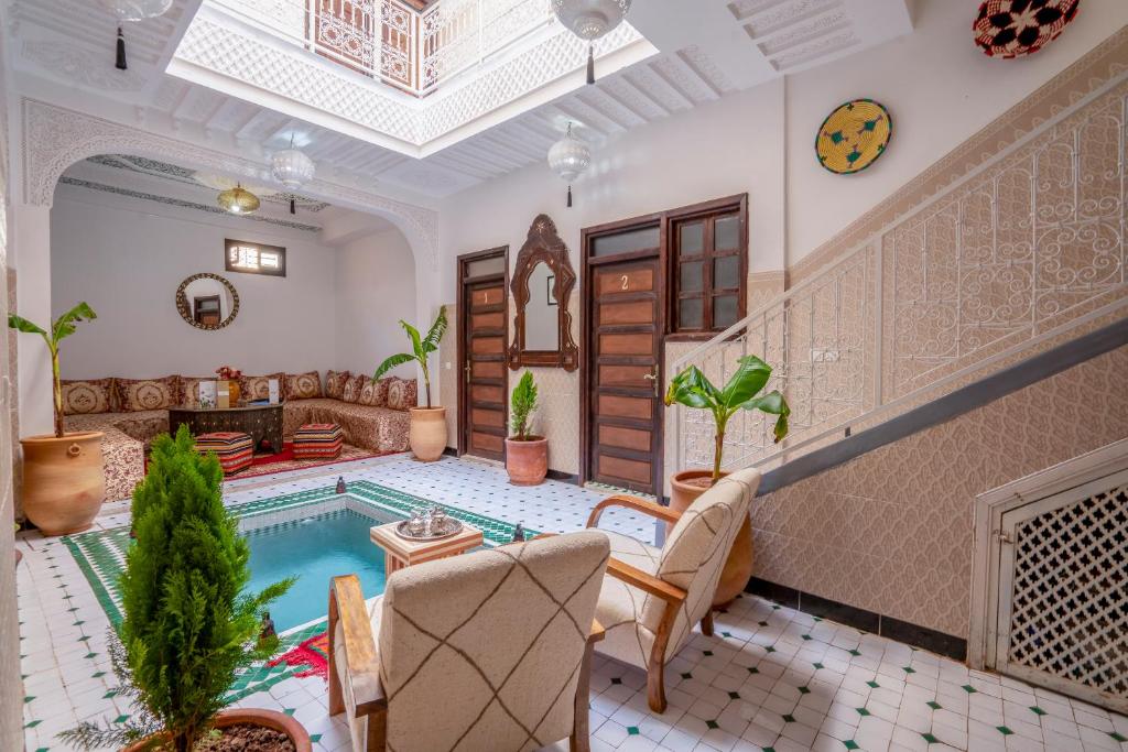uma sala de estar com piscina numa casa em Riad HAFSSA & Spa em Marrakech