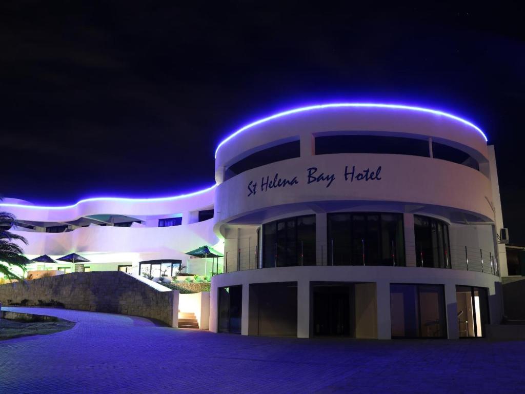 een groot gebouw met een blauw licht erop bij St Helena Bay Hotel in St Helena Bay