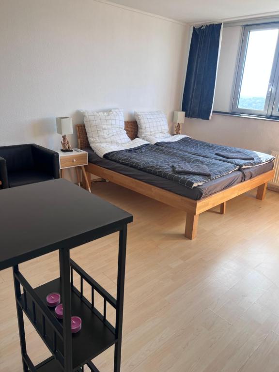 um quarto com uma cama e uma mesa em Ferienwohnung in Köln 2910 em Colônia