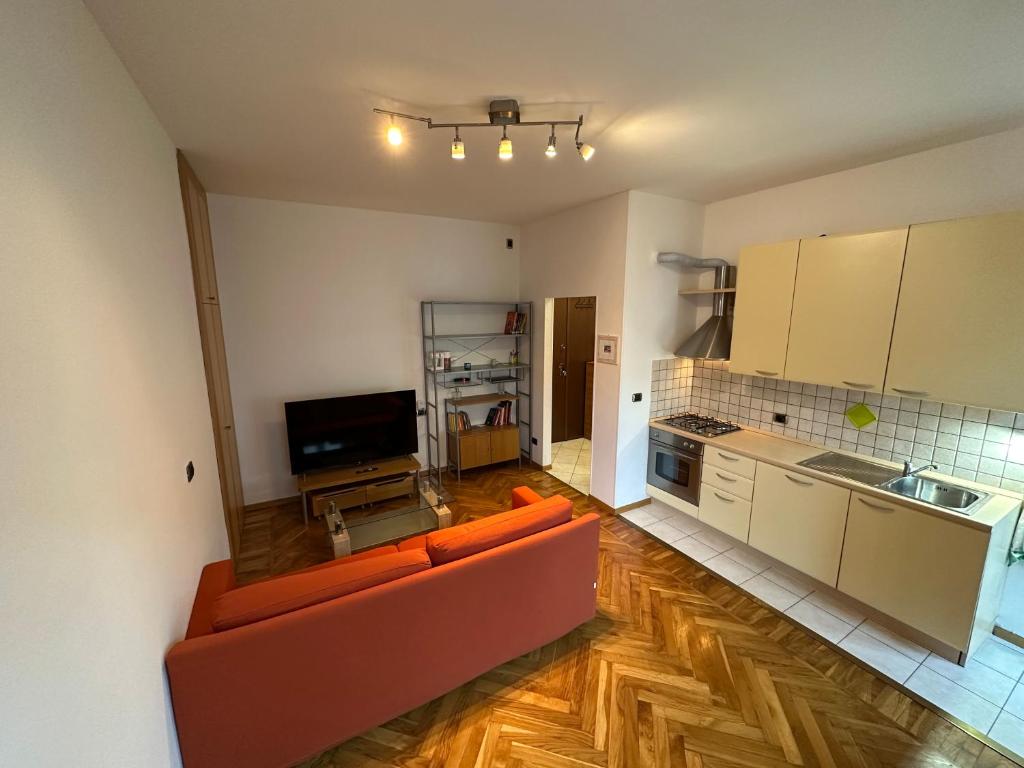 uma sala de estar com um sofá e uma cozinha em Casa Ciotti Appartamento in centro ad Aosta CIR 0124 em Aosta