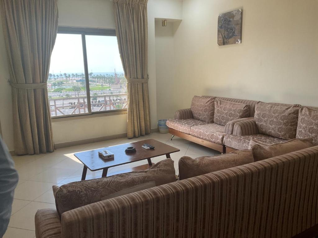 a living room with a couch and a coffee table at منامي للشقق المخدومة-كورنيش الخبر-اقتصادي in Al Khobar