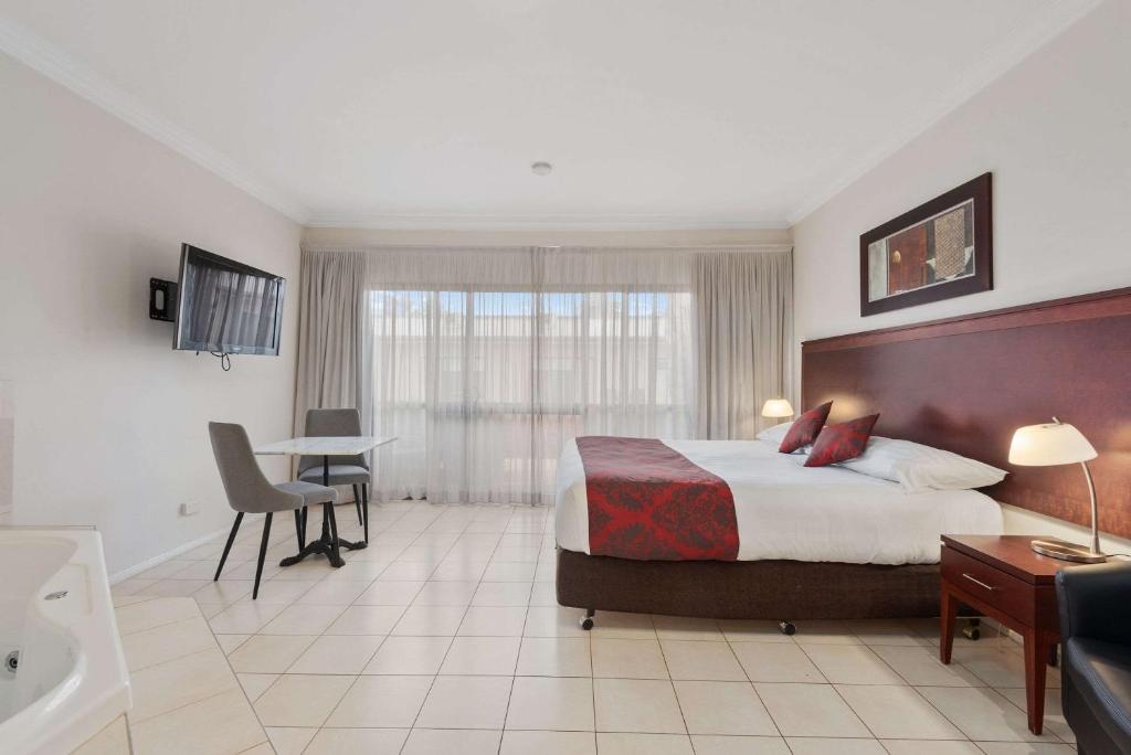 Postel nebo postele na pokoji v ubytování Comfort Inn Deakin Palms