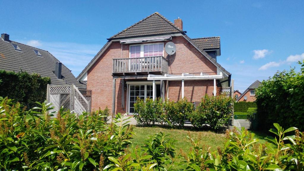 Cette maison en briques dispose d'un balcon. dans l'établissement Ferienhaus zwischen Fjord und Meer, à Maasholm