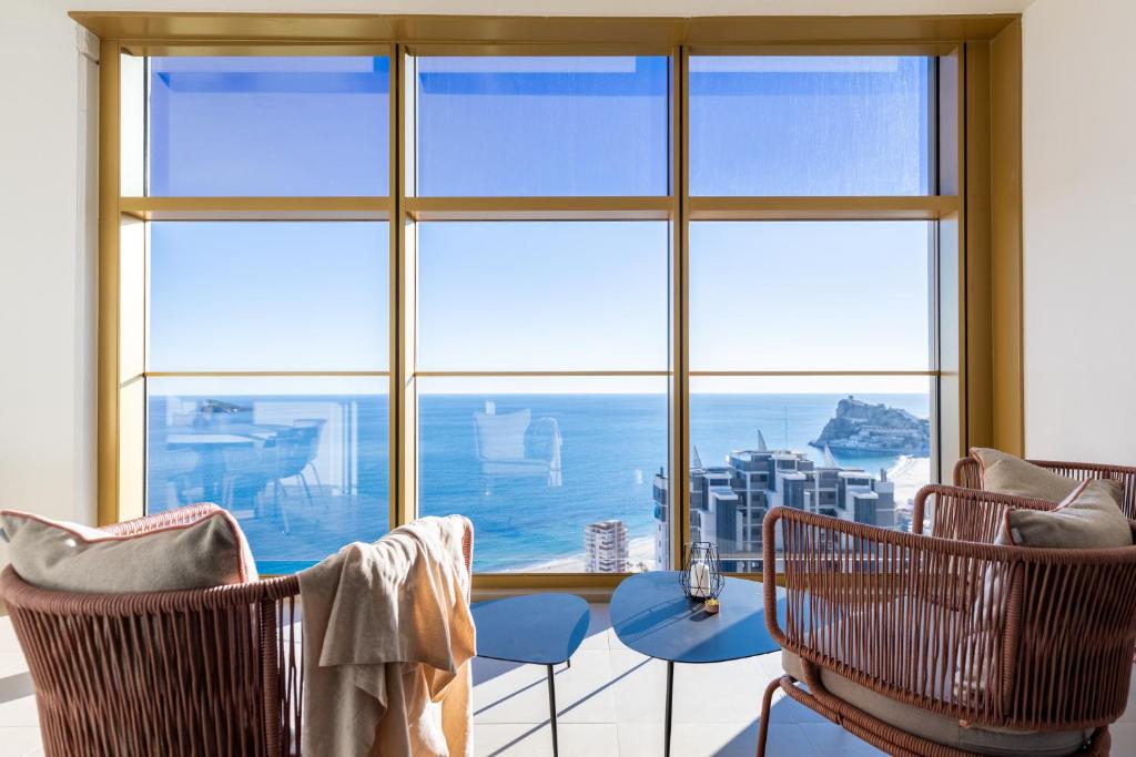 a room with a table and chairs and a large window at Intempo planta 22 ! vistas impresionantes ! in Benidorm
