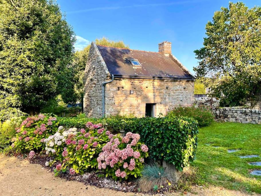 een oud stenen huis met bloemen ervoor bij Ker Bara in La Trinité-sur-Mer
