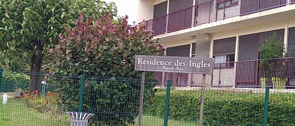 um sinal numa vedação em frente a um edifício em Mon nid d'or JOIGNY FRANCE em Joigny