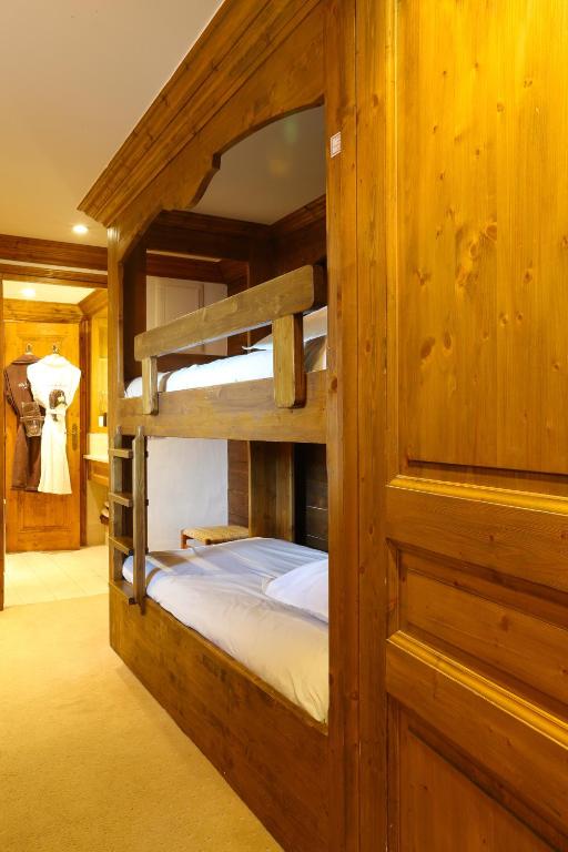 a bedroom with two bunk beds in a room at Hôtel Les Peupliers in Courchevel