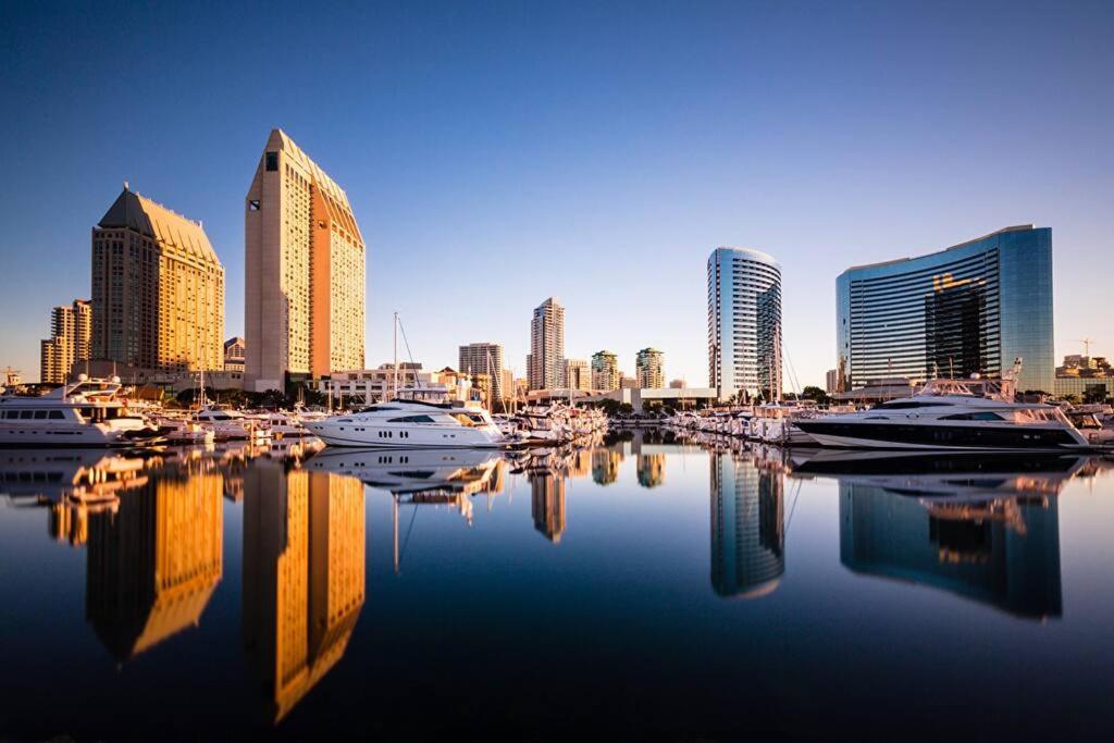 Blick auf eine Stadt mit Booten im Wasser in der Unterkunft Stylish SD Living (10 min drive to Downtown and 15 min to beach) in Chula Vista