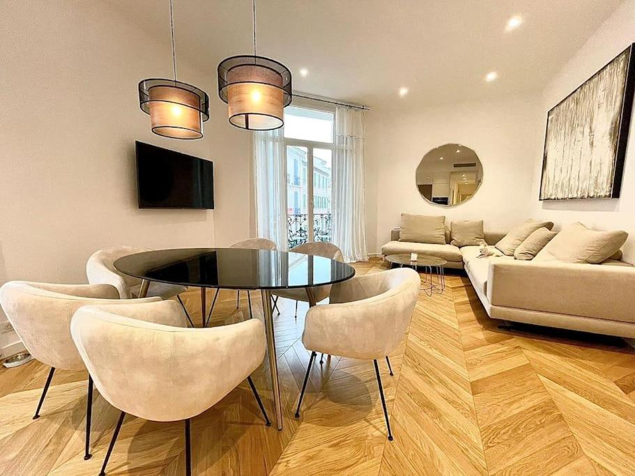 un salon avec une table, des chaises et un canapé dans l'établissement KEEP IN TOUCH 3 BEDROOM/3 BATHROOM/WIFI, à Cannes