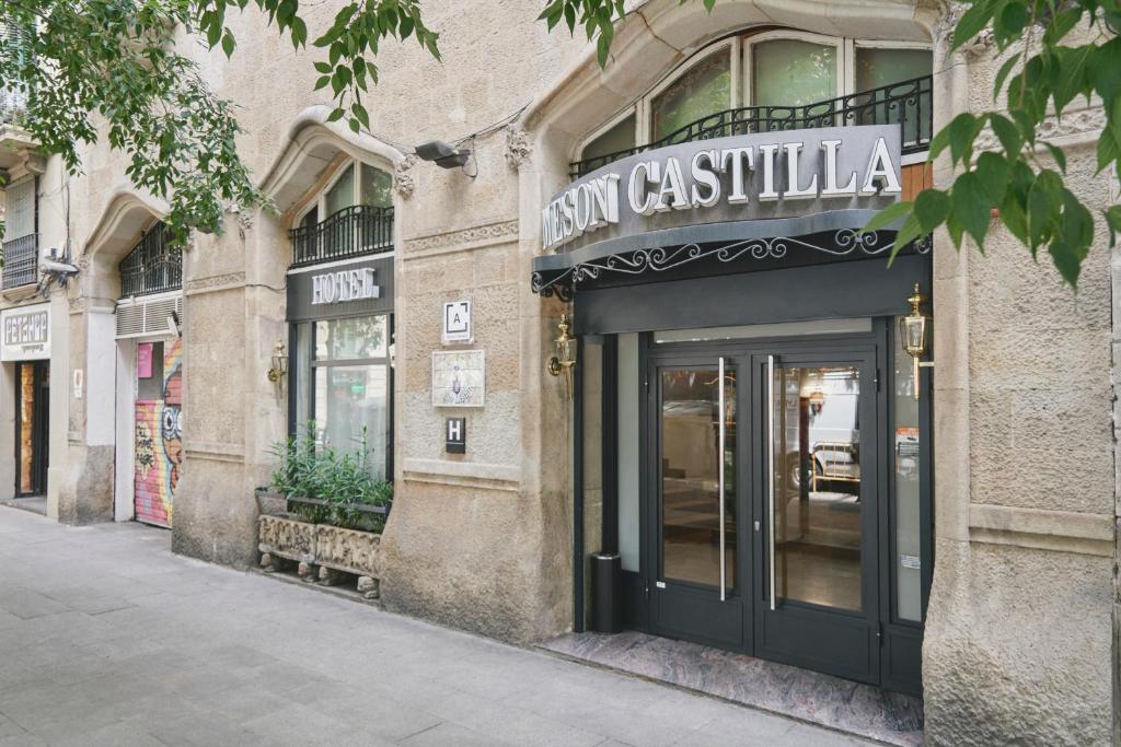 een gebouw met een bord met hoofdcasilli bij Mesón Castilla Atiram Hotels in Barcelona