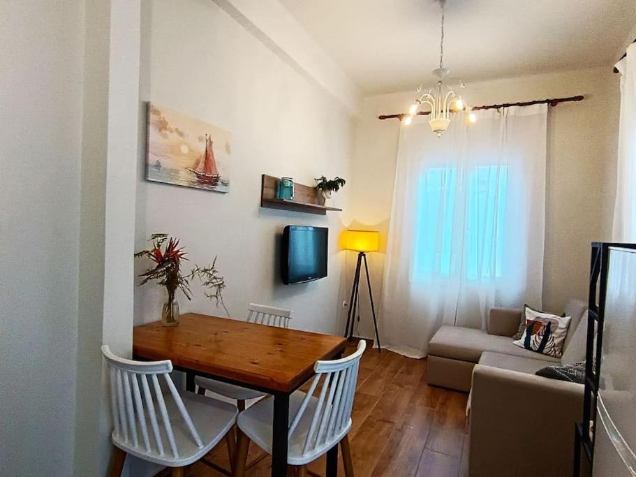 sala de estar con mesa, sillas y sofá en Εξοχική κατοικία στα Μαστιχοχώρια Χίου, en Chios