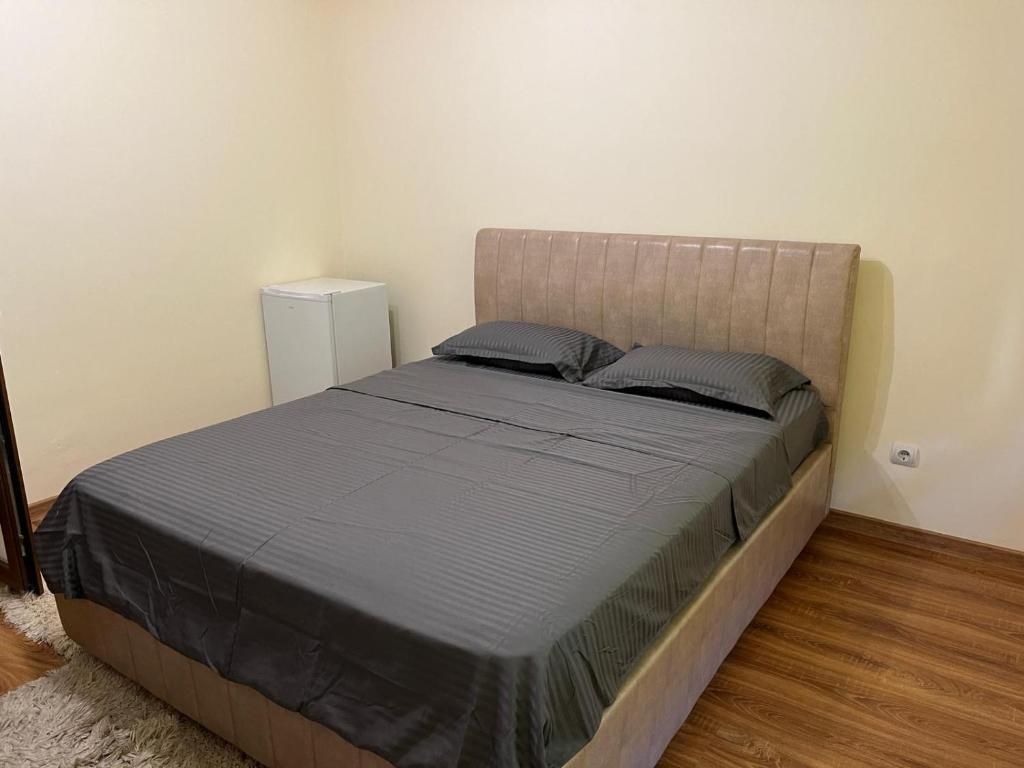 ein Bett mit zwei Kissen in einem Schlafzimmer in der Unterkunft MEHTUP S.R.L. in Piteşti